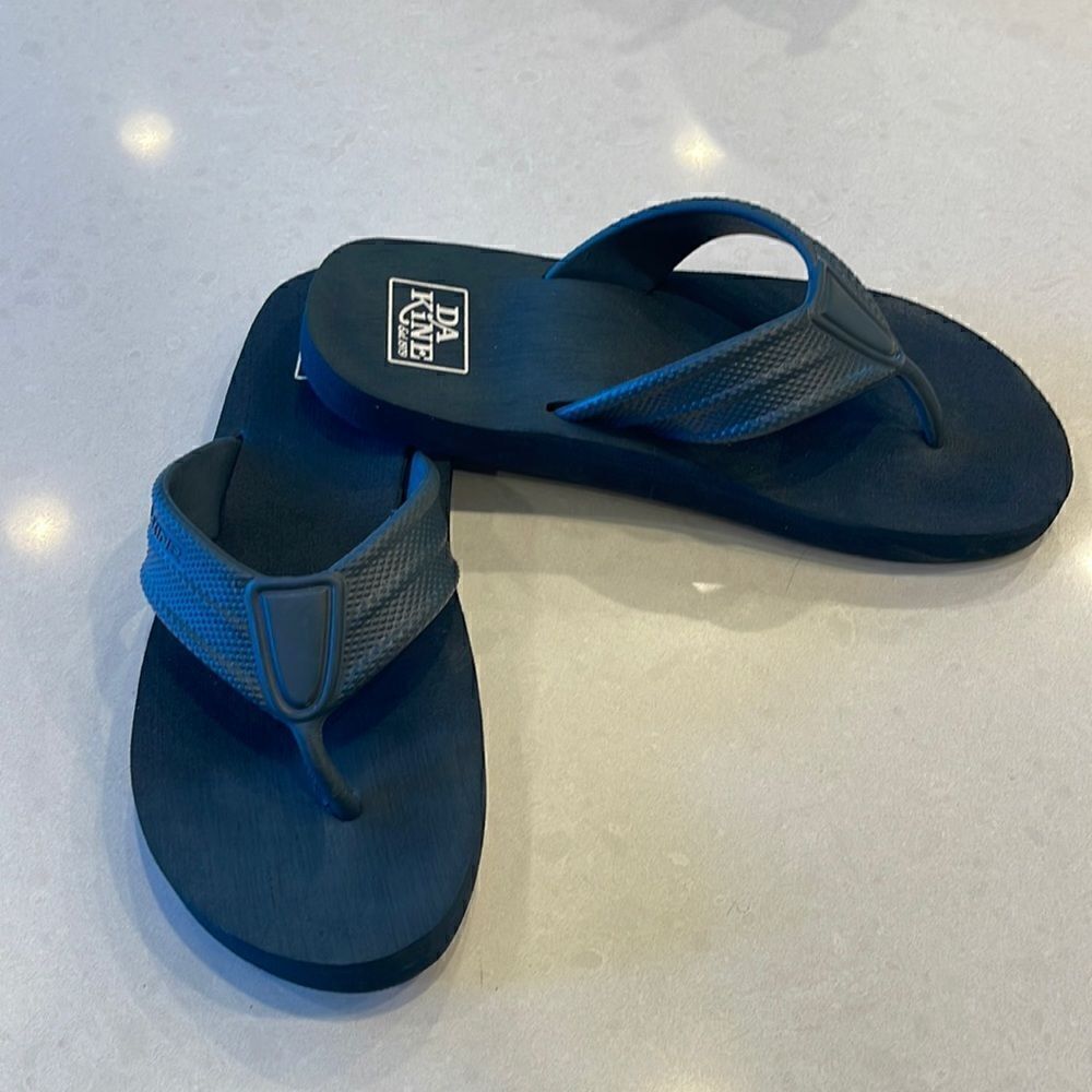 Dakine flip flops size 7,EU 40.5 great for everyday, blue current style. NEW